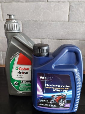 2 liter motor/scooter olie Castrol en Vatoil