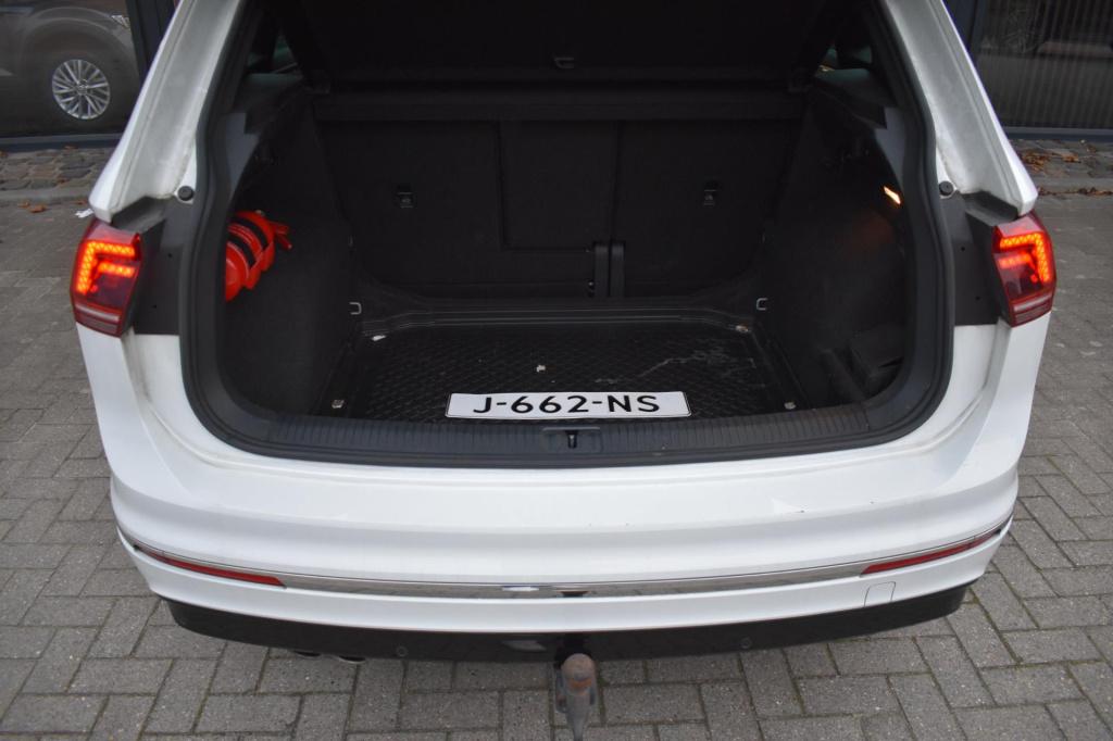 Volkswagen Tiguan 1.5 tsi act r-line | trekhaak | camera | dealer onderhoud