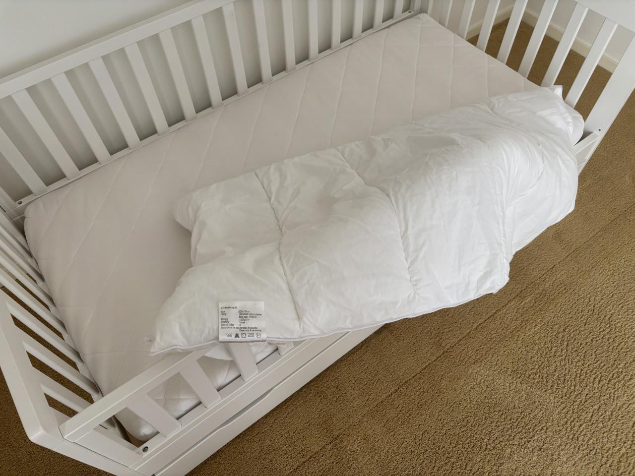 Een prachtig peuter bed Petite Amélie met extra onderlade voor opbergruimte