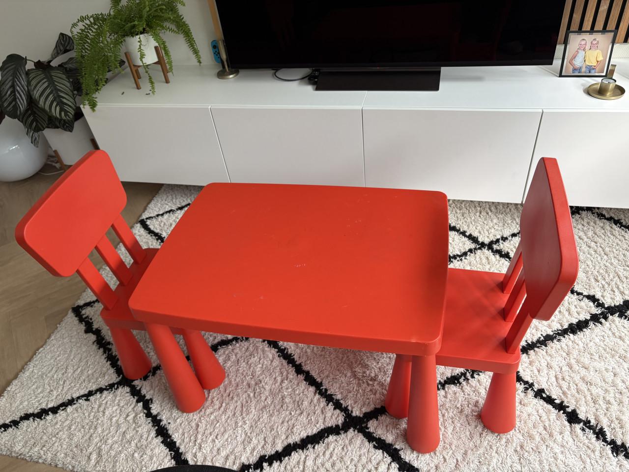 Mammut tafeltje met 2 stoelen