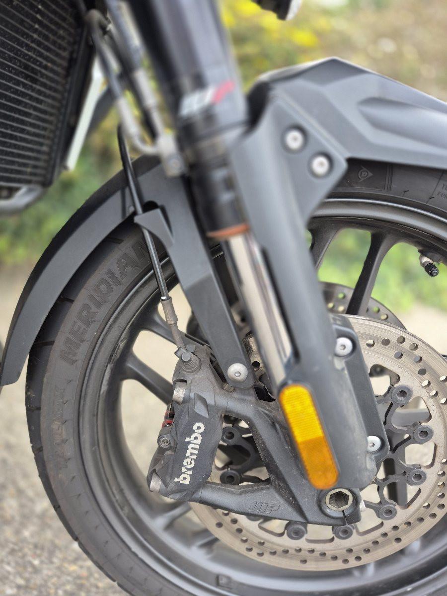 Triumph Tiger 1200SE Alpine uit 2020, dikke Allroad motor