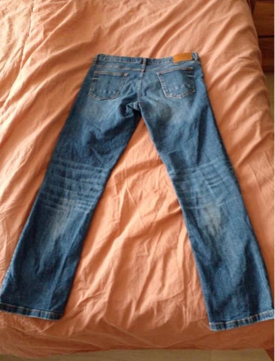 2 heren spijkerbroeken maat 36 / 32 in goede staat.