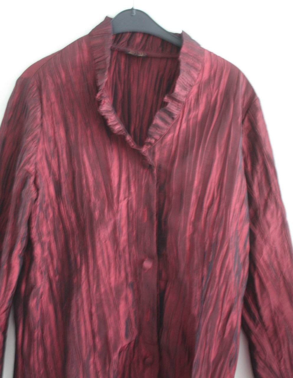 Glanzende bordoeaux blouse met opstaande kraag maat 42