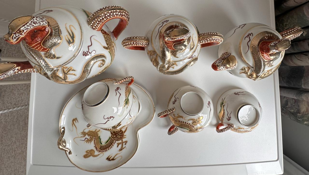 MOOI JAPANS SERVIES ( NIET KOMPLEET )