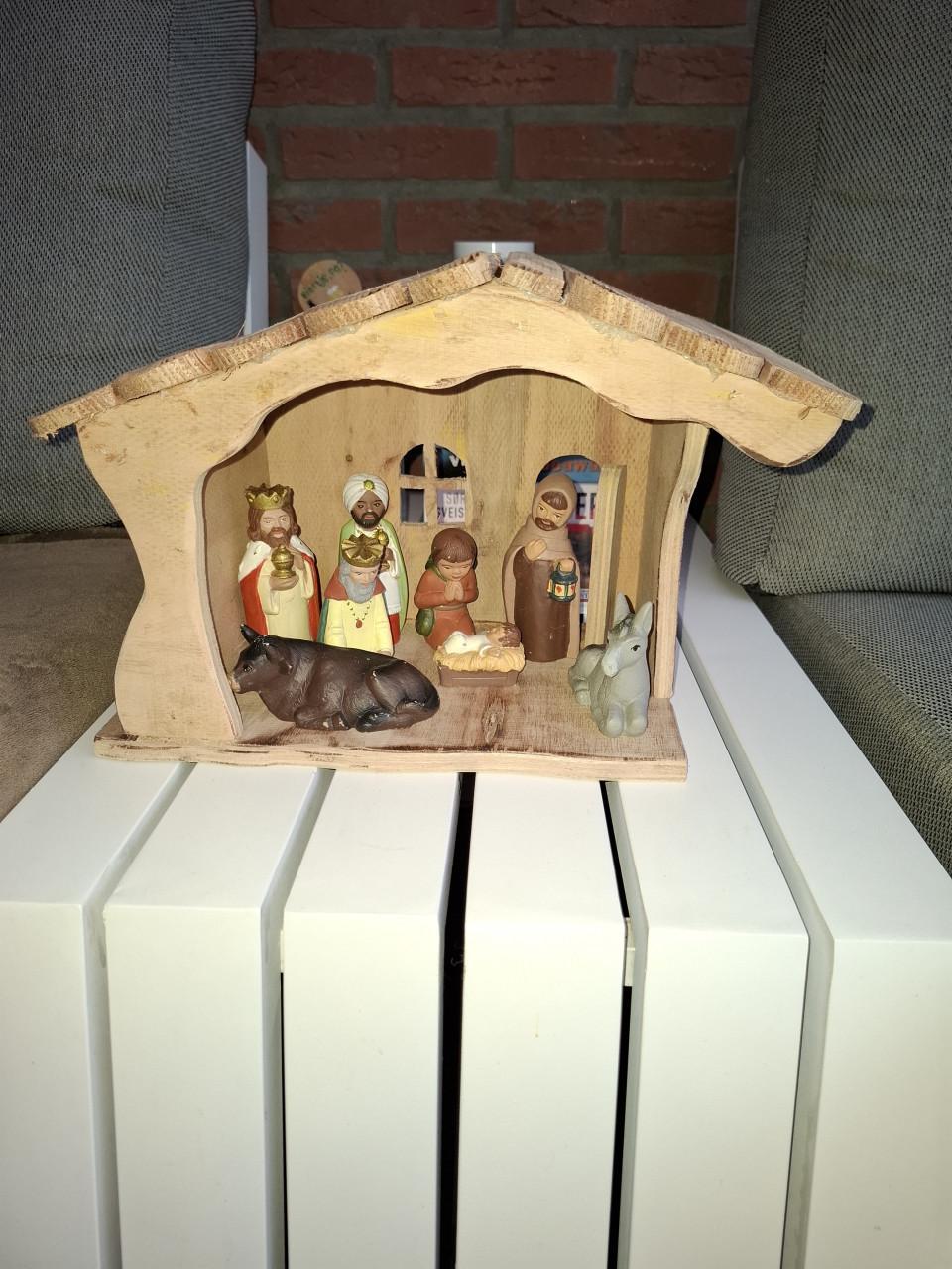 Kerststal met kerstfiguren