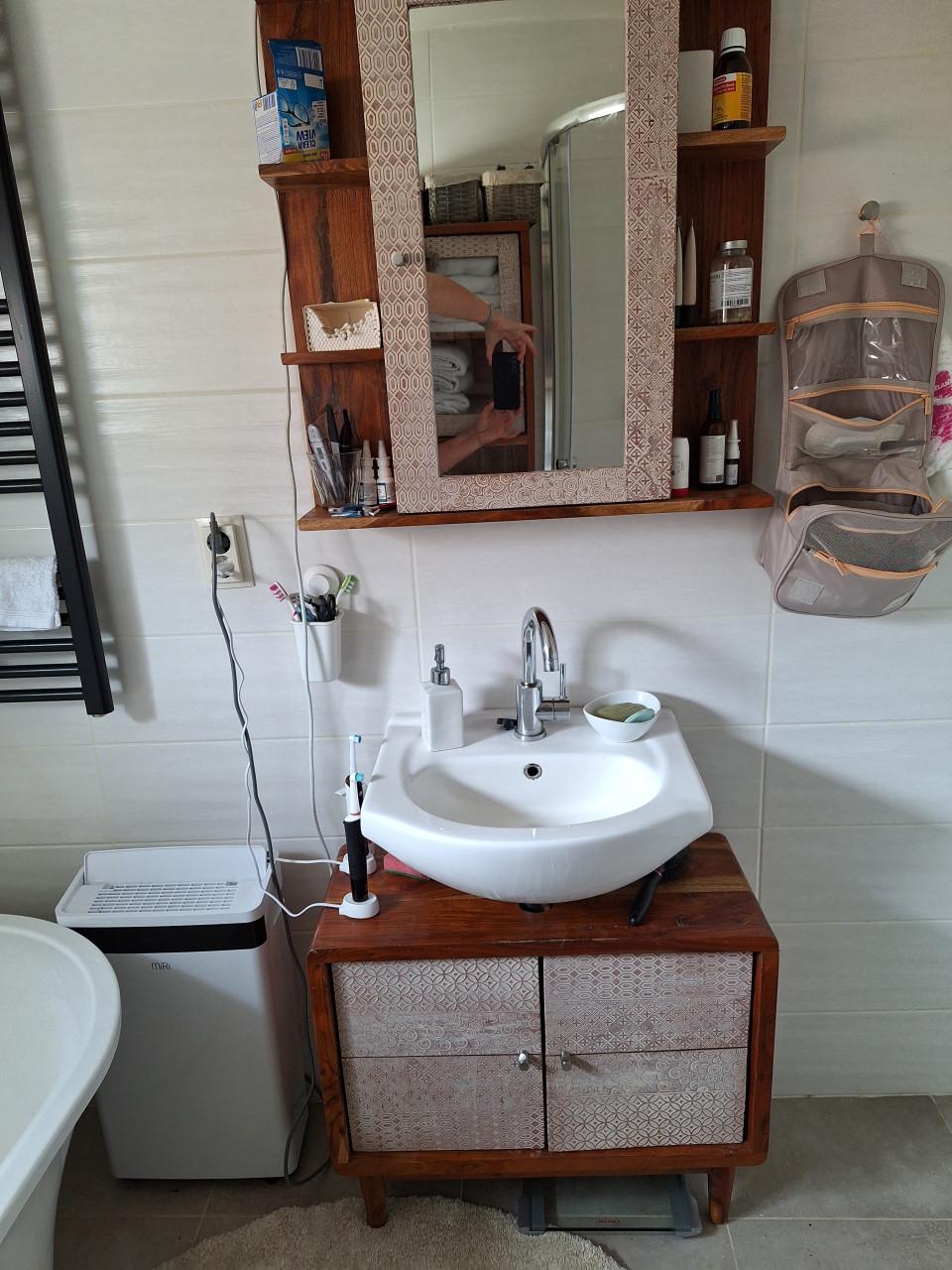 Badkamer bad douche wasbak met hogekast spieglekast en wastafelkastje