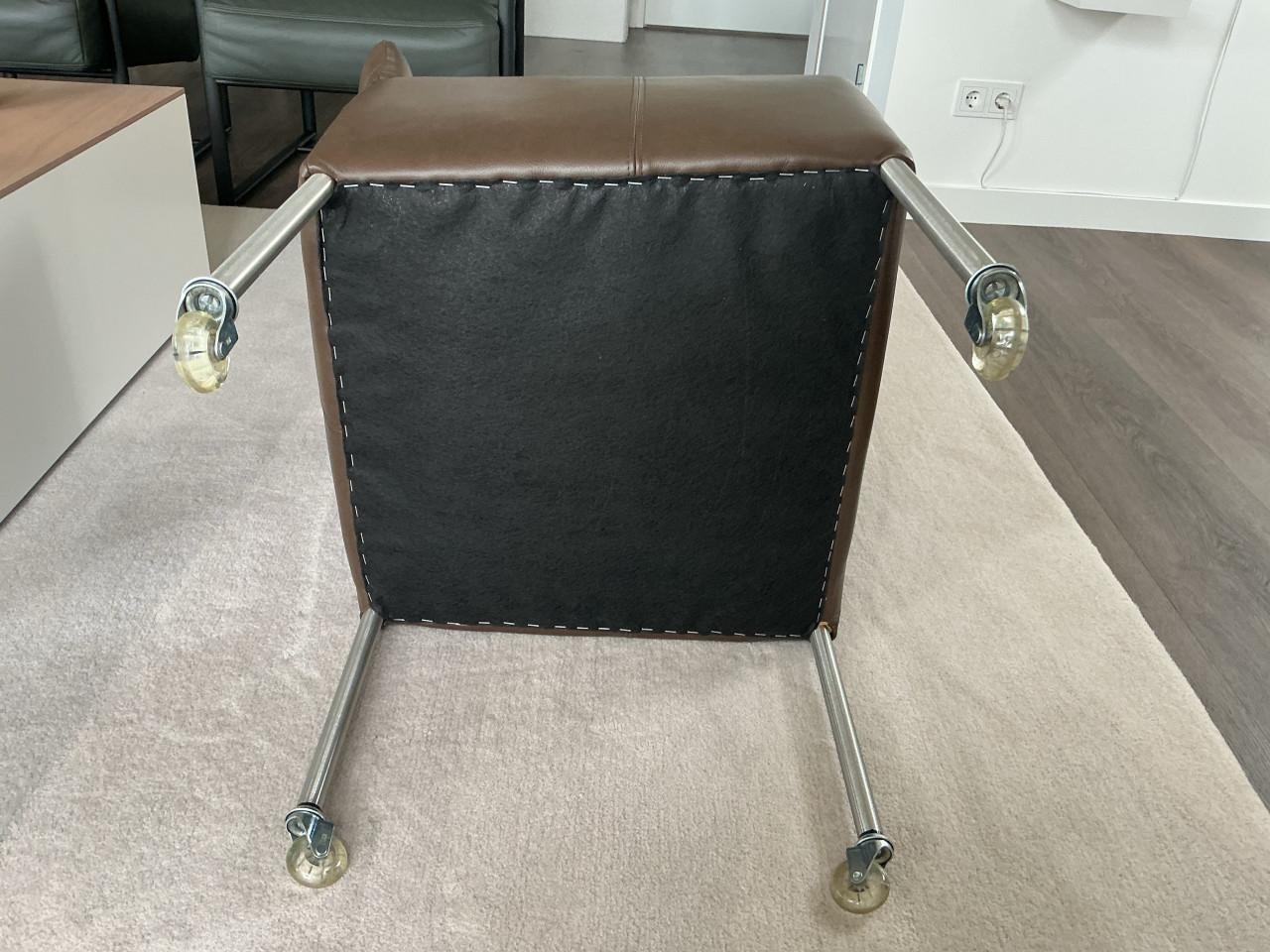 6 lederen eetkamerstoelen met armleuning kleur chocolade bruin i.z.g.s