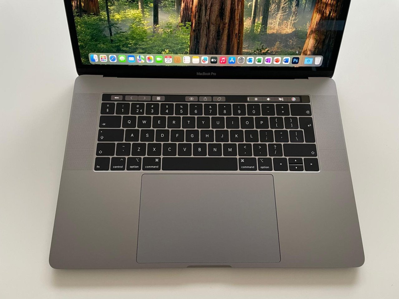 Macbook Pro 15 inch SSD i7 processor 16GB RAM Office Photoshop Sleeve