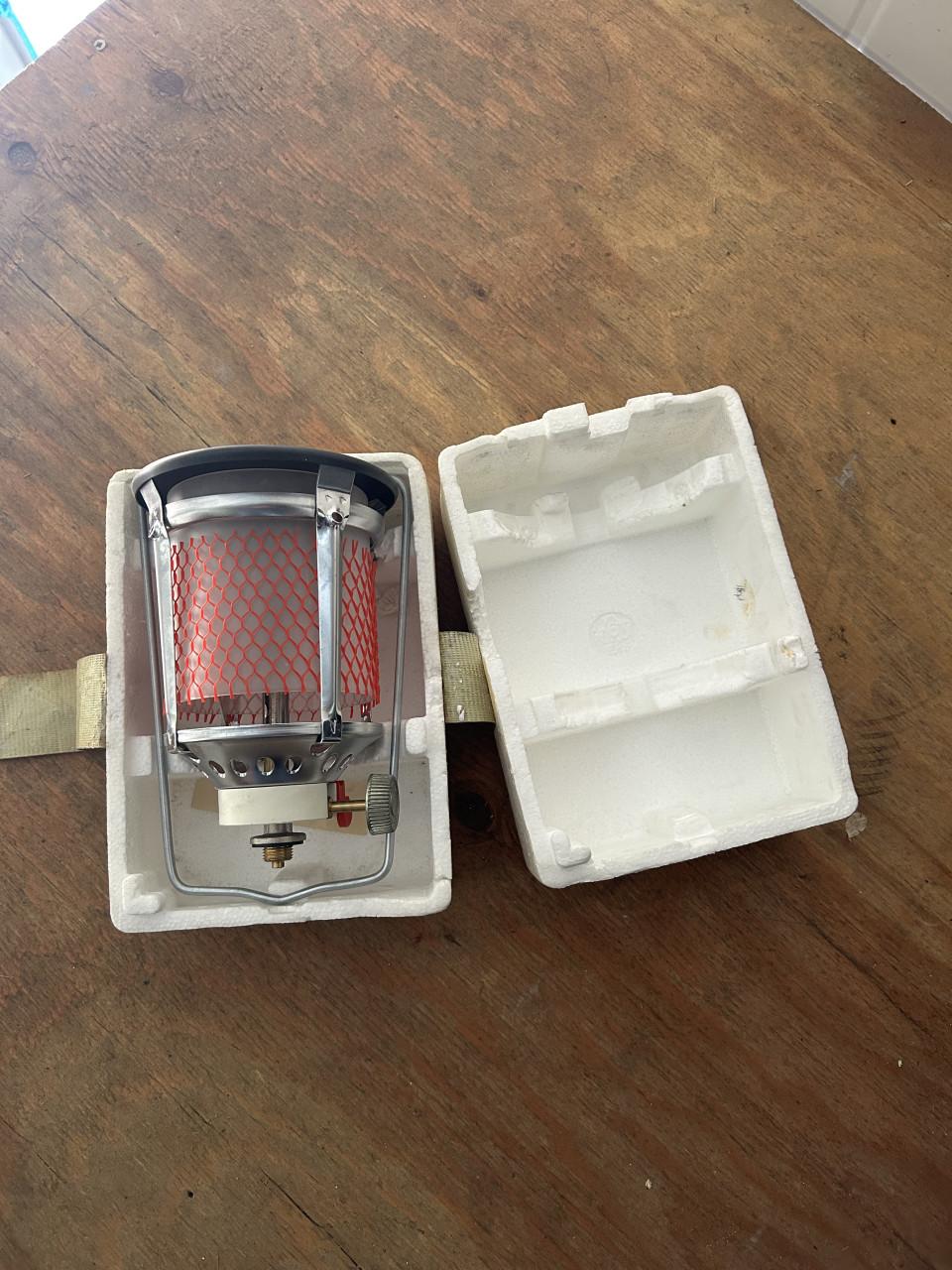 Camping spullen / tv plus toebehoren satelietschotel leveler camping kasten