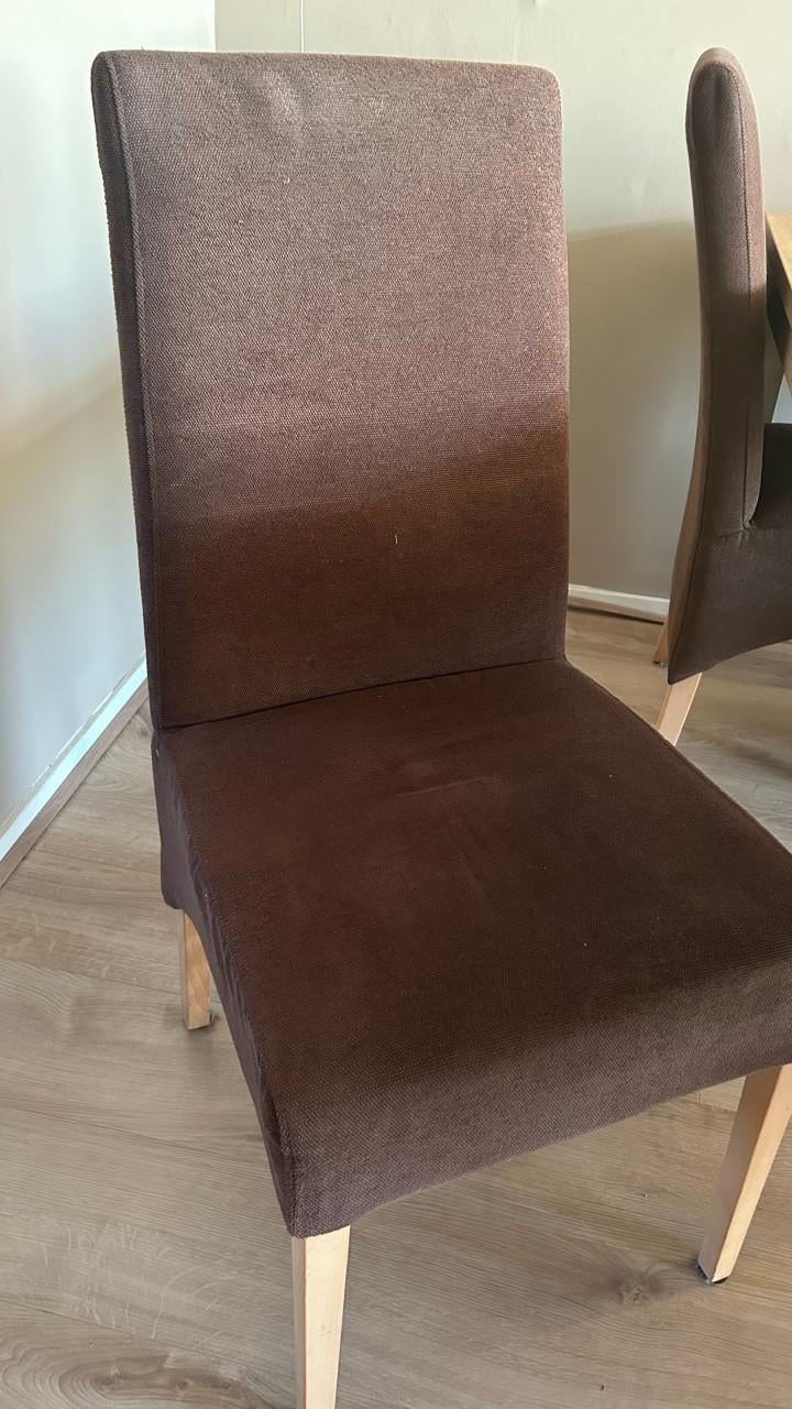 Houten eettafel + 4 bruine stoelen