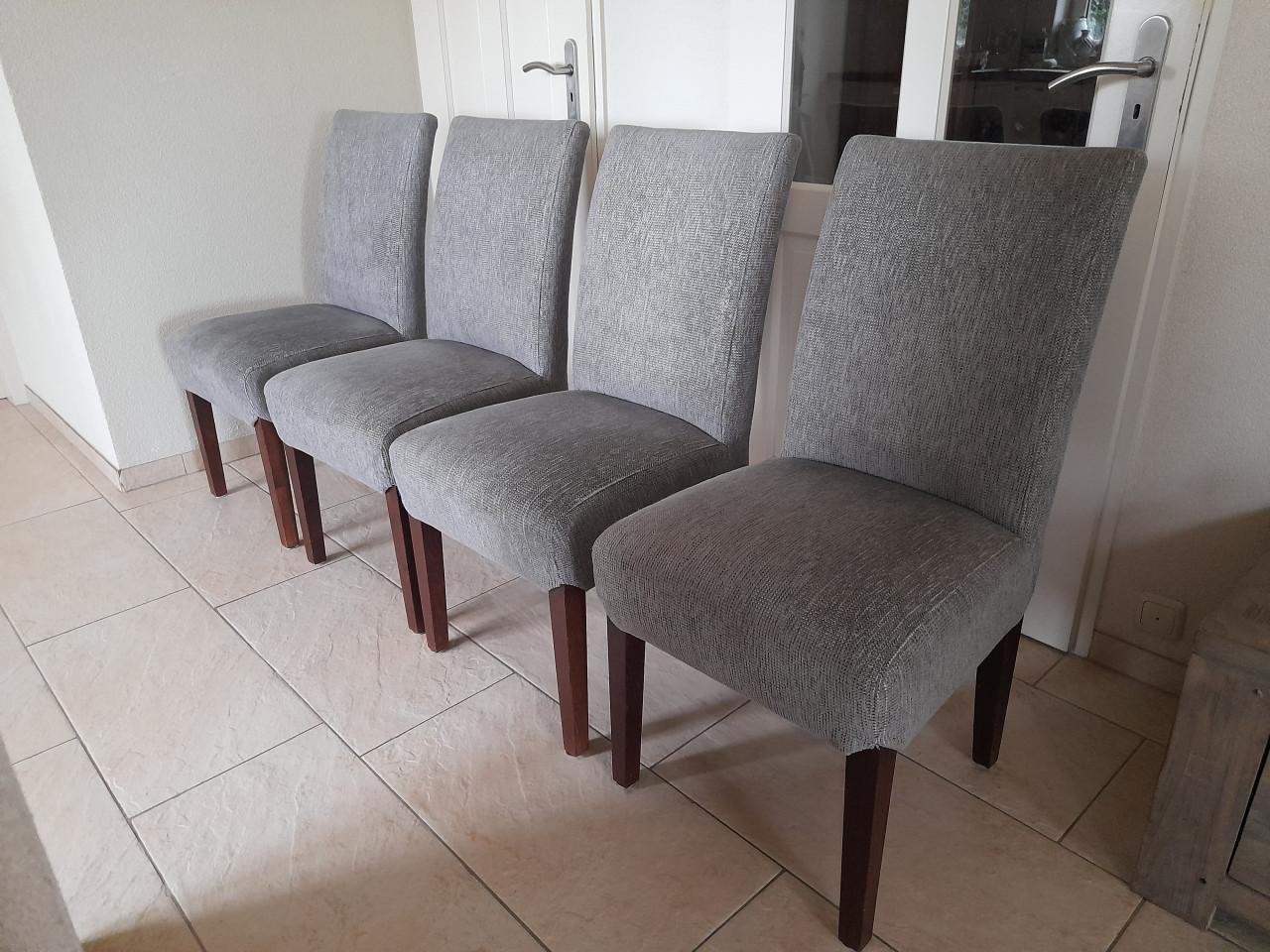4 lekker zittende stoelen ( in goede nette staat)