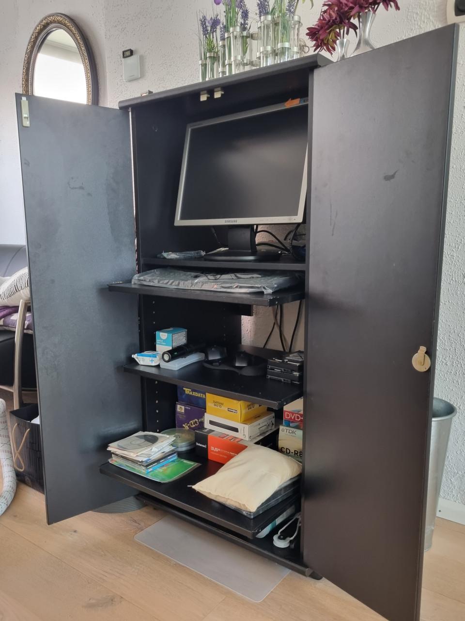 Computerkast zwart op wielen