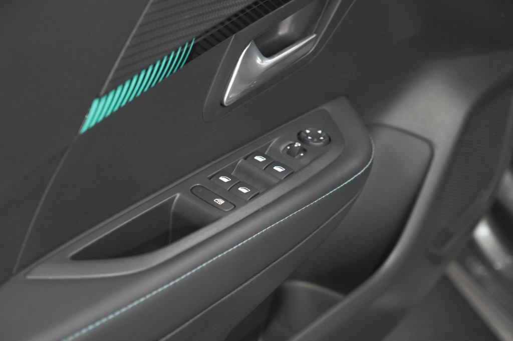 Peugeot 208 puretech 100 allure pack | parkeersensoren | apple carplay | st