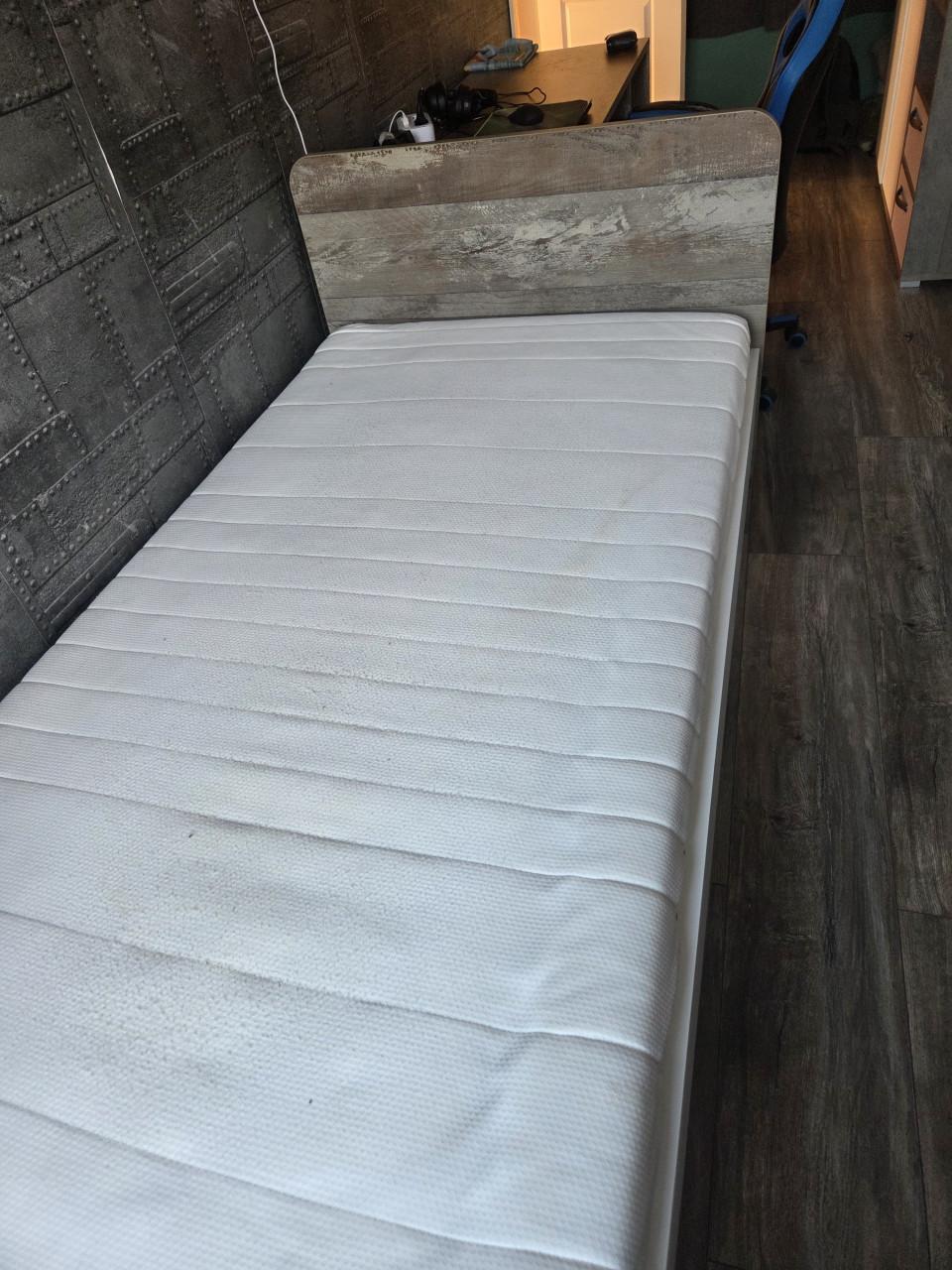 Eenpersoonsbed met opberglade