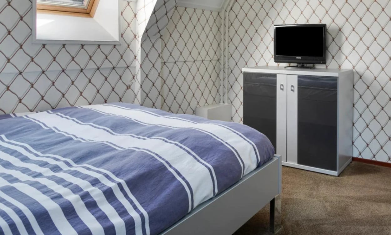 Bed 140 x 210 + nachtkastje + kast