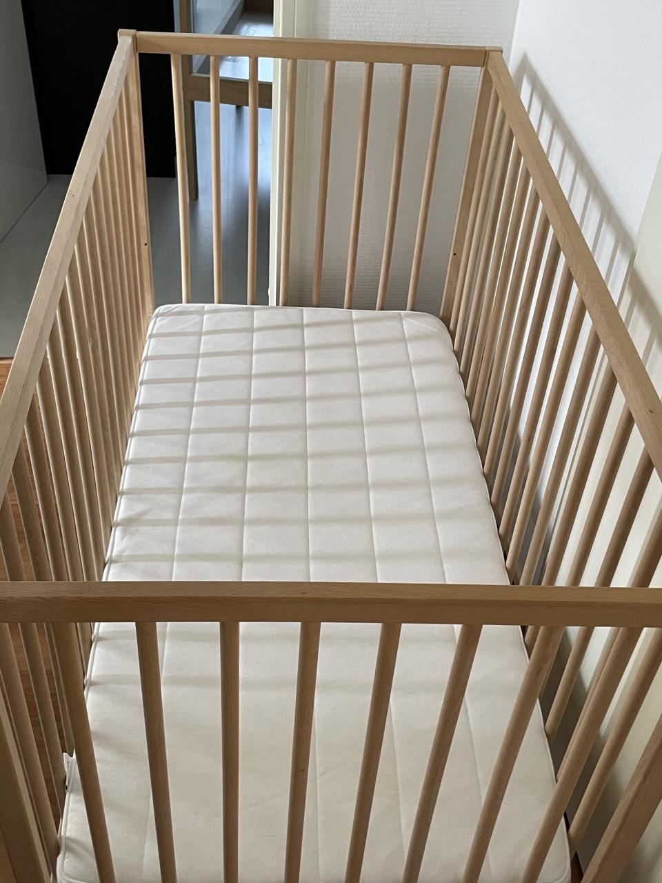 Ledikantje en commode