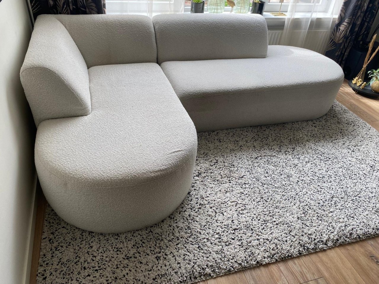 Mooie trendy crèmekleurige hoekbank, teddystof