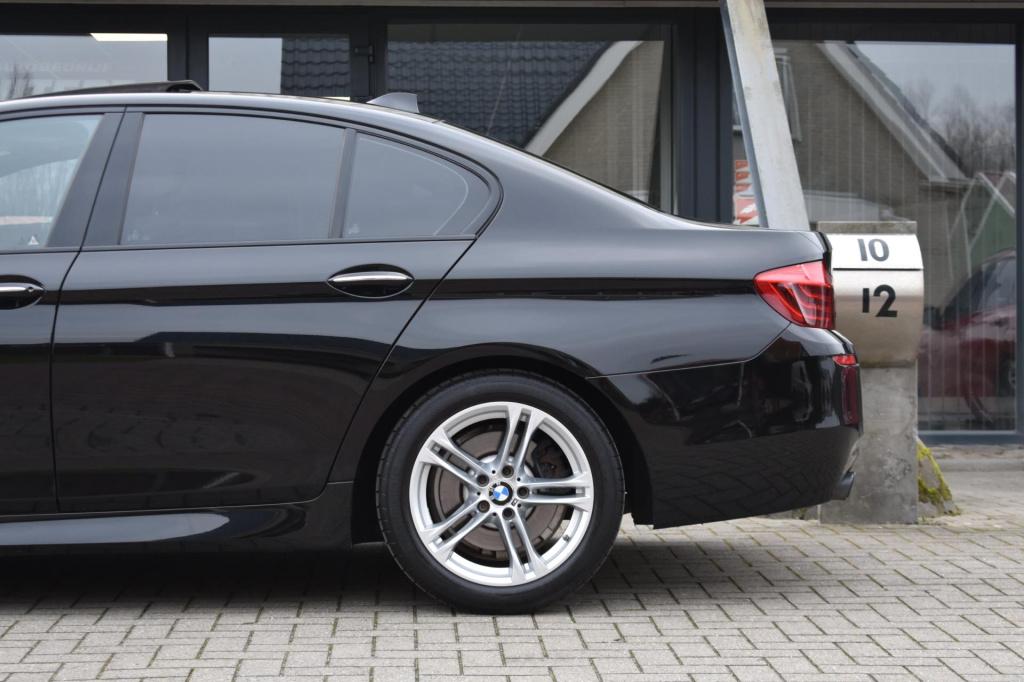 BMW 5 Serie 520i m sport | schuifdak | camera | leder | nap | adapt. cruise