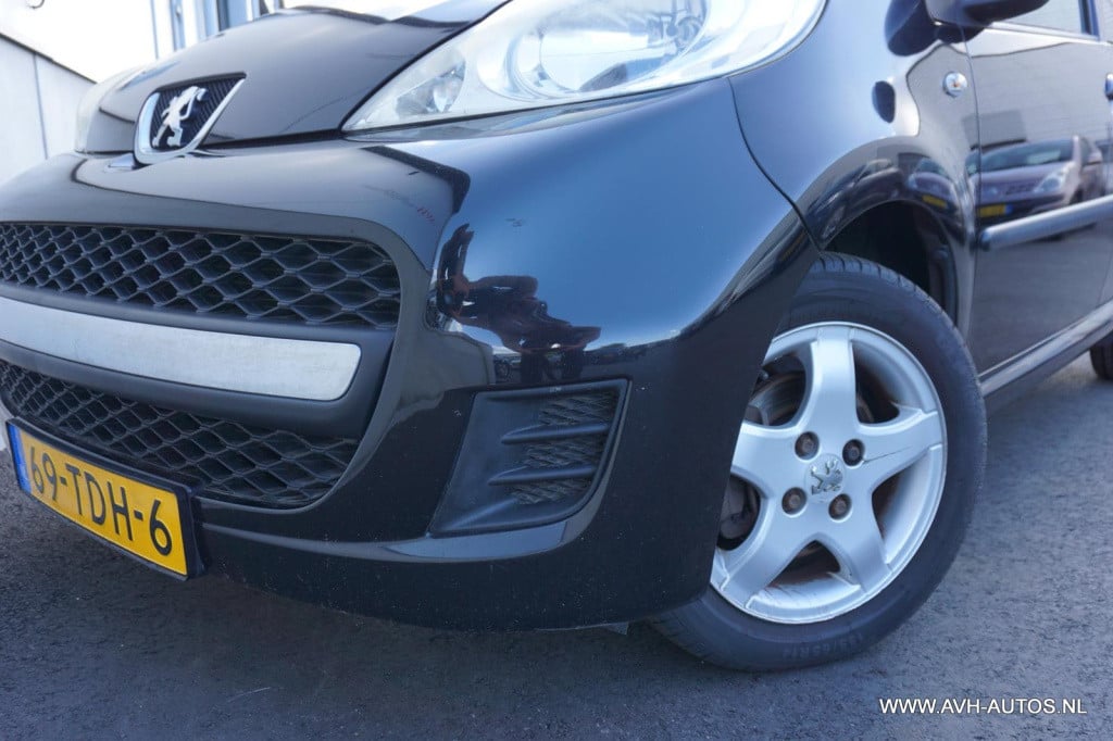 Peugeot 107 1.0-12v black & silver