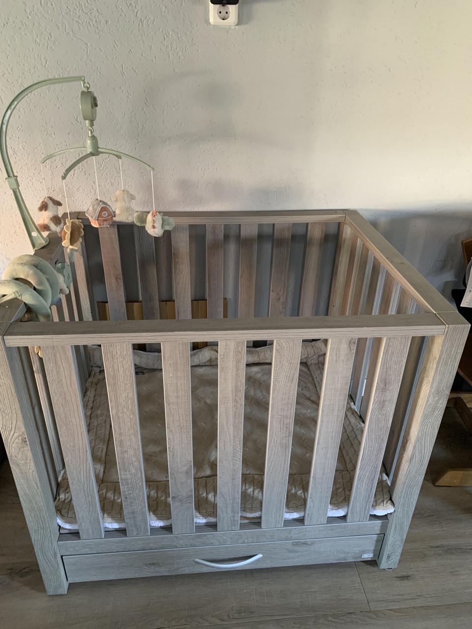 Box met boxkleed, babynest, muziekmobiel en boxring