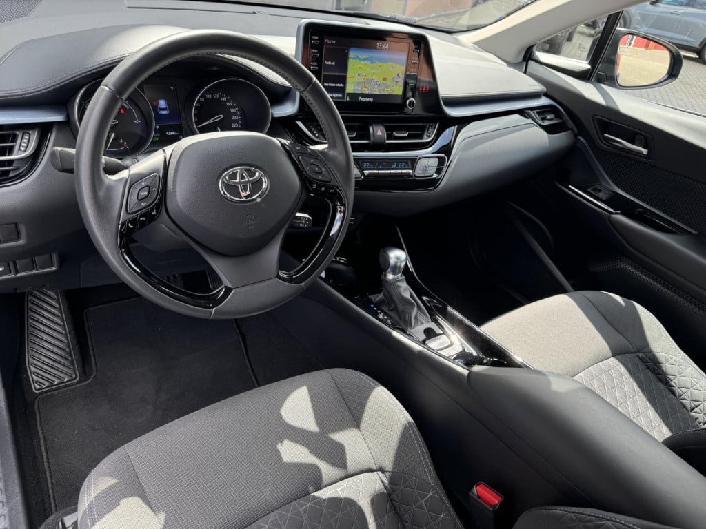 Toyota C-hr 1.8 hybrid dynamic | trekhaak afneembaar | navigatie | camera |