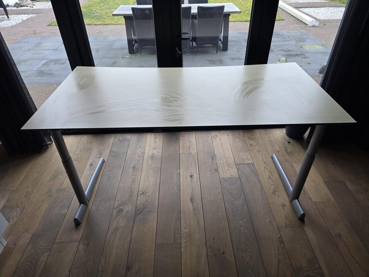 Ahrend bureau, Ahrend bureaustoel en dubbele monitor steun izgs