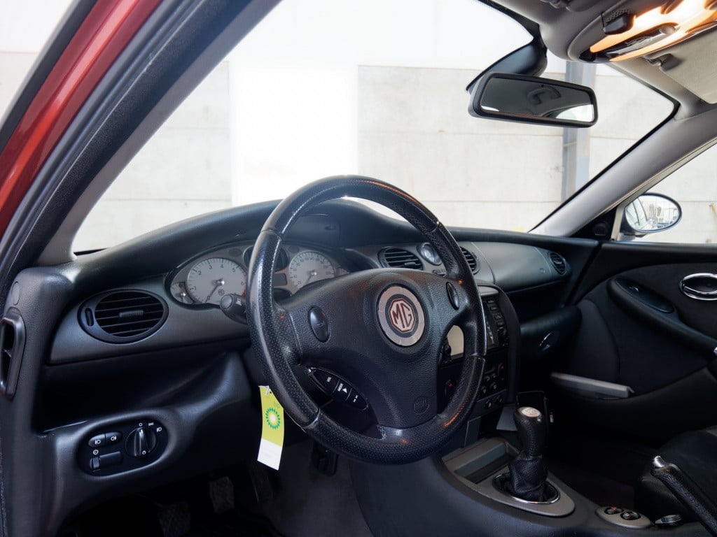 MG ZT 4.6 v8 260