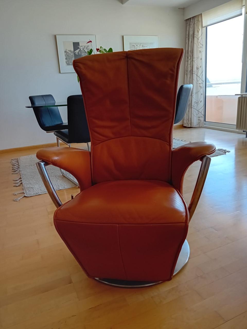Te koop : 2 lederen  cognackleurige relaxstoelen.