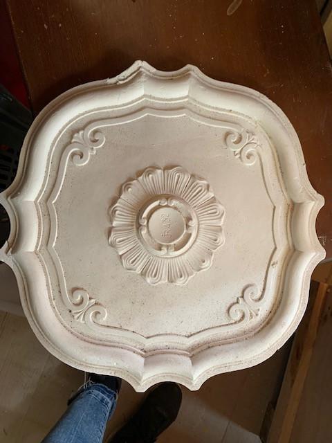 Diverse gipsornamenten en andere gips materiaal