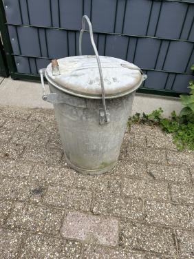 2 Vuilnisemmers staal verzinkt