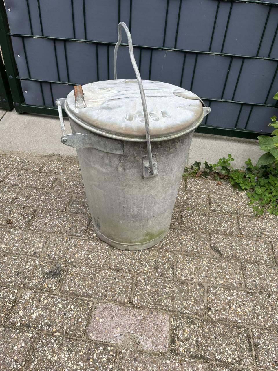 2 Vuilnisemmers staal verzinkt