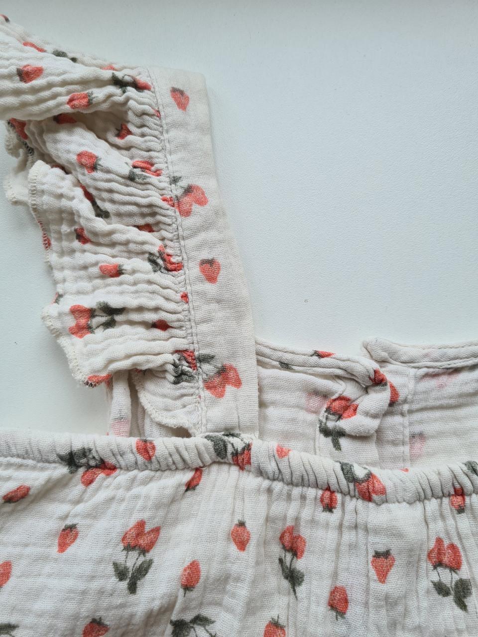 Ecru, licht beige jurkje met aardbeien van Hema  Maat 122-128
