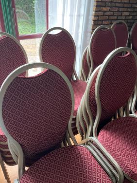 Rode horeca stapel stoelen