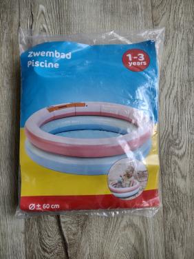 Mooi nieuw opblaasbare zwembad in pastel kleur. Baby zwembad