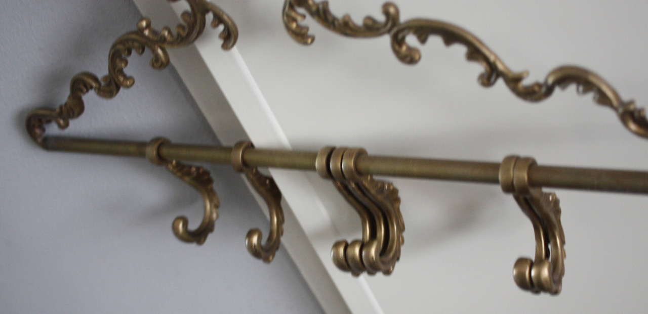 Mooie metalen kapstok met hangers