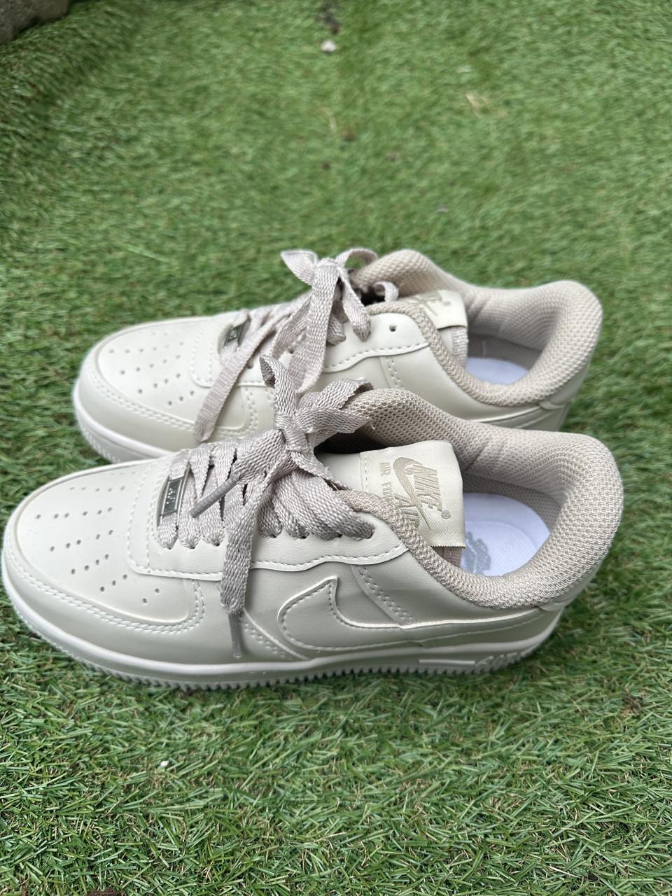 Nieuwe Mooie beige/creme Sneakers maat 36