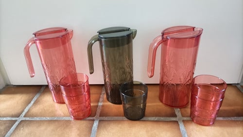 3 Plastic sap/schenkkannen (inhoud 1, 4liter) mt bijpassende plastic glazen