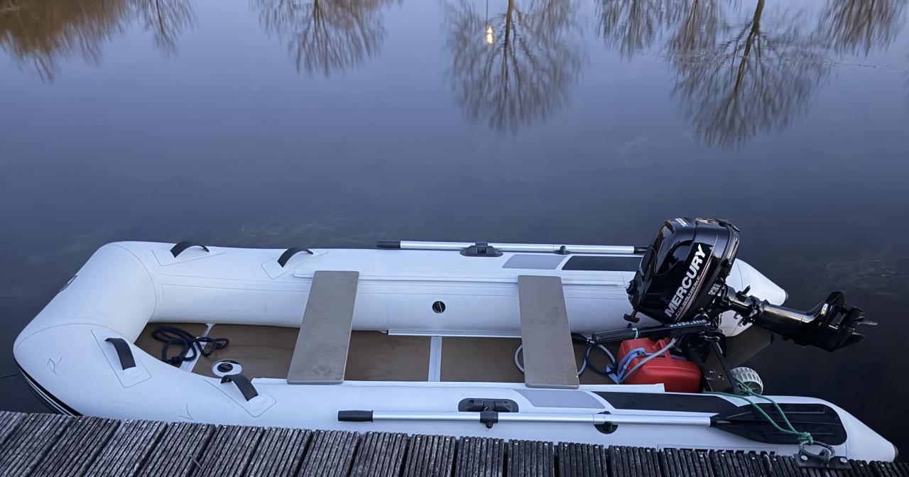 Rubber bootje Beekman met buitenboordmotor