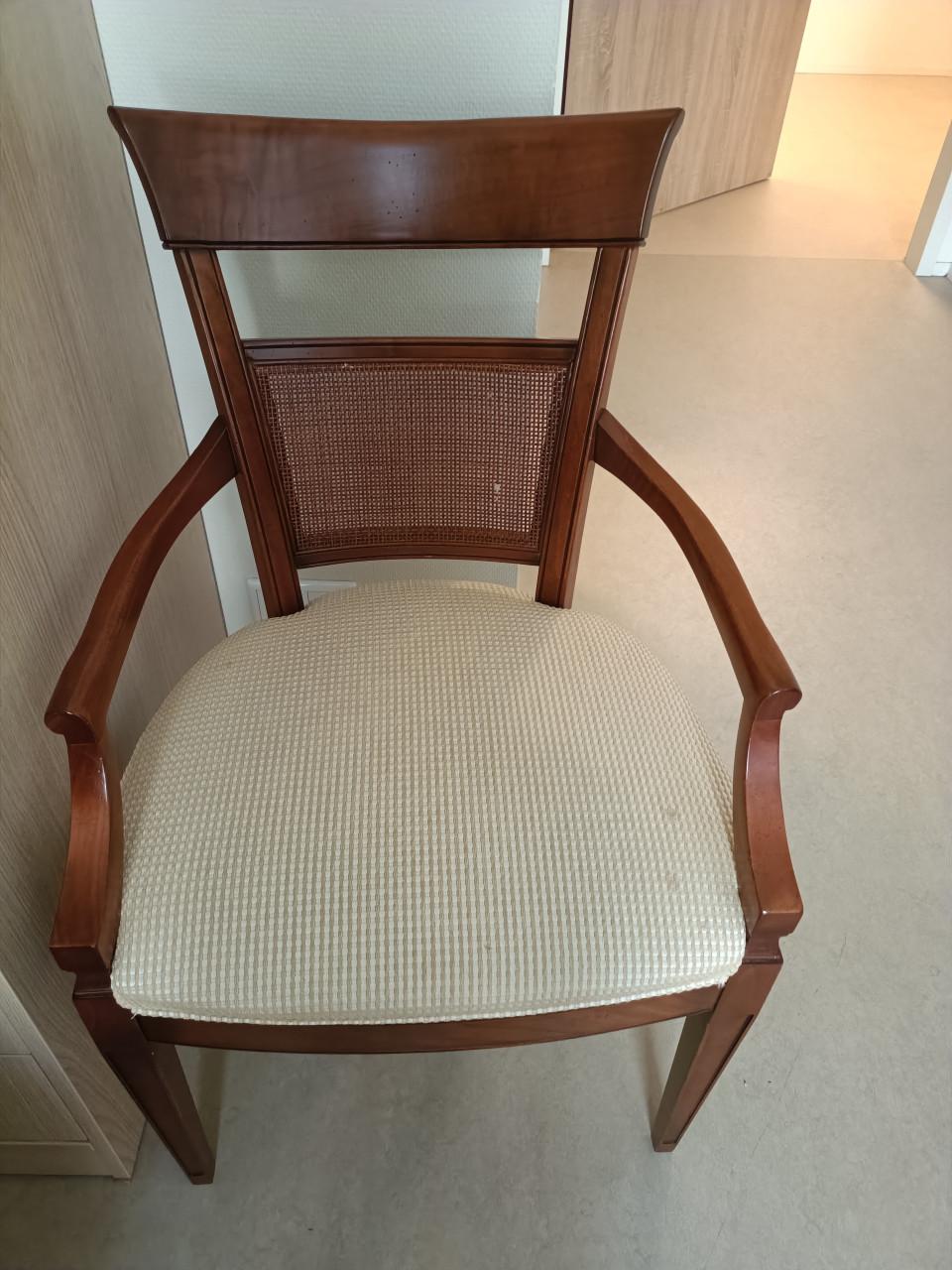 Oud stoeltje beige stof