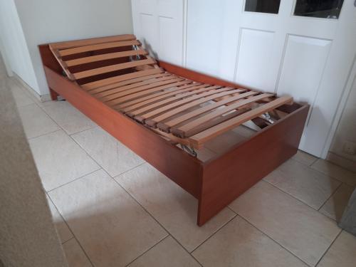 1 persoons bed 90 x 200 (in goede staat )