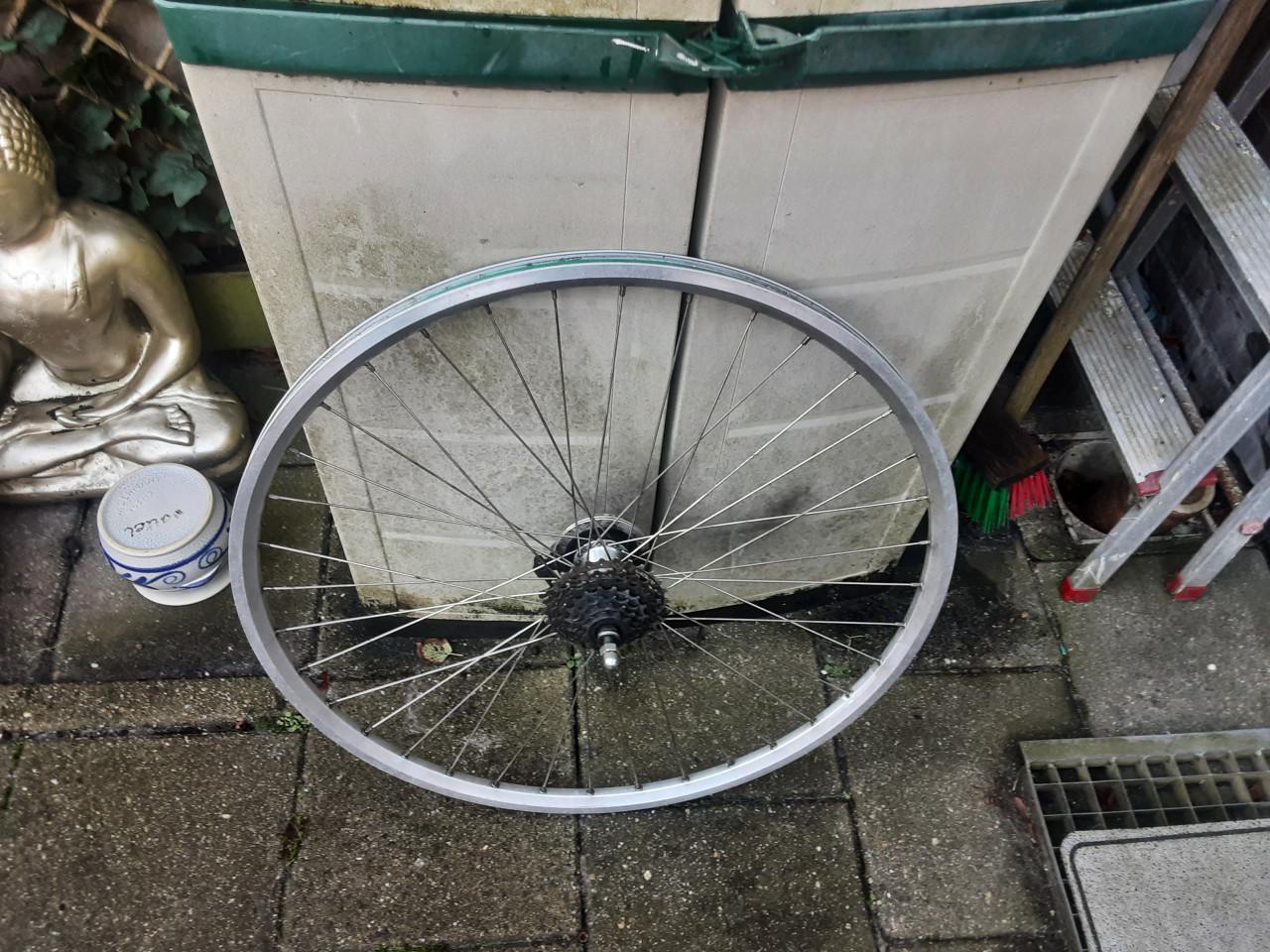 28 inch shimano achterwiel, 7 speed cassette, rollerbrake rem