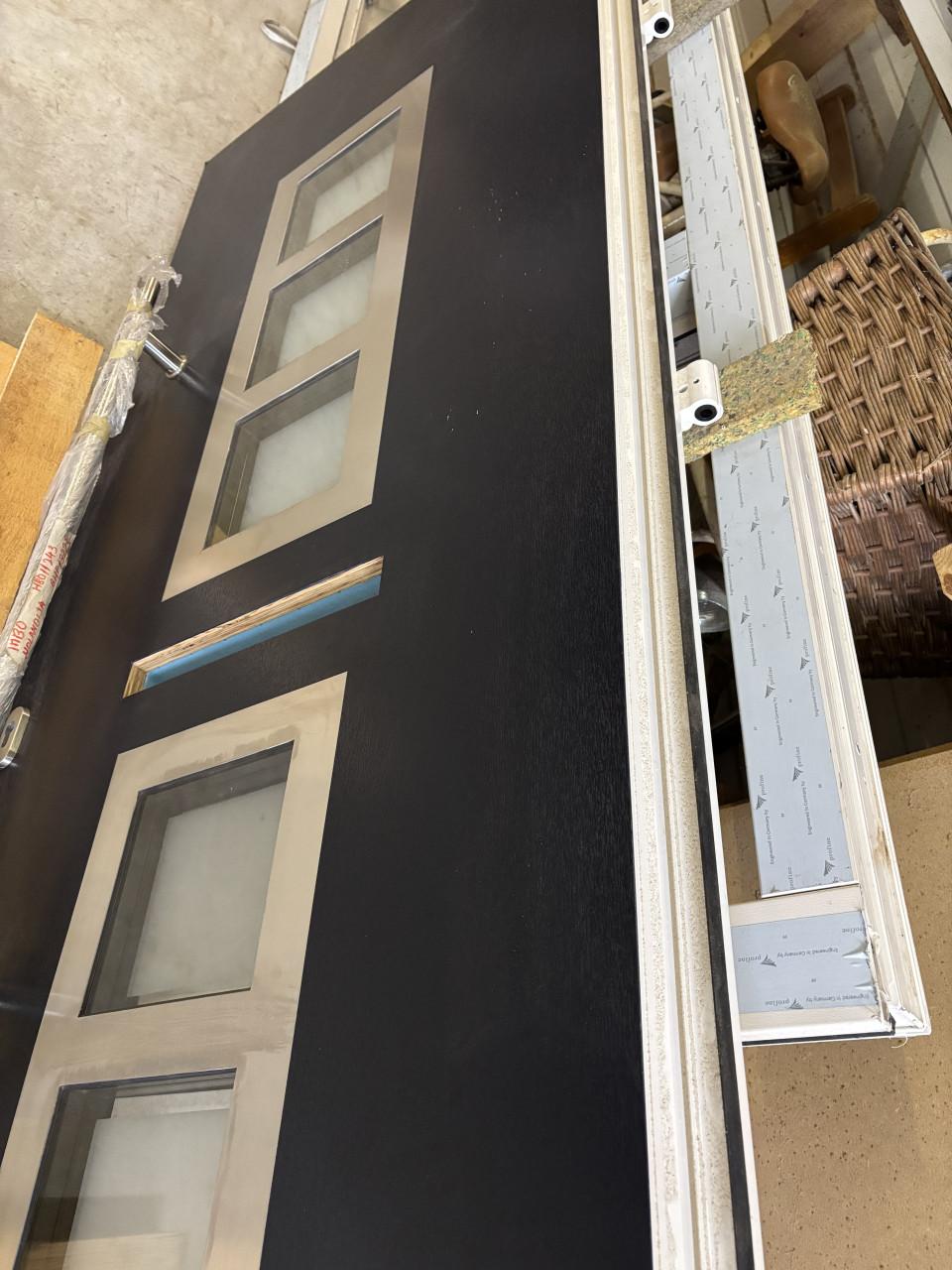 Nieuwe blauwe voordeur kunststof met rvs en raampjes