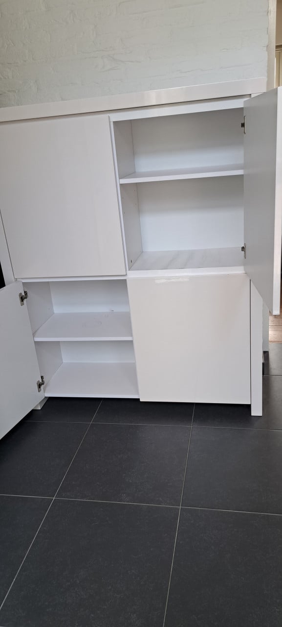 Hoogglanzende witte kast met 4 deuren