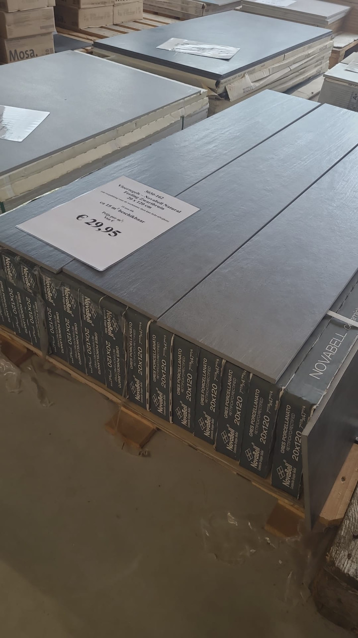 3030-162 ca 7,5 m² zwartbruine houtlook tegels, 20x120 cm, van € 59,96 voor