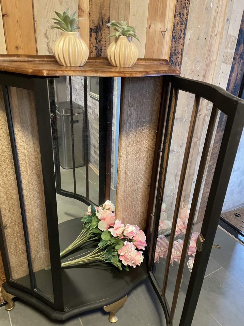 Te koop: Stijlvolle vintage vitrinekast – een echte eyecatcher!