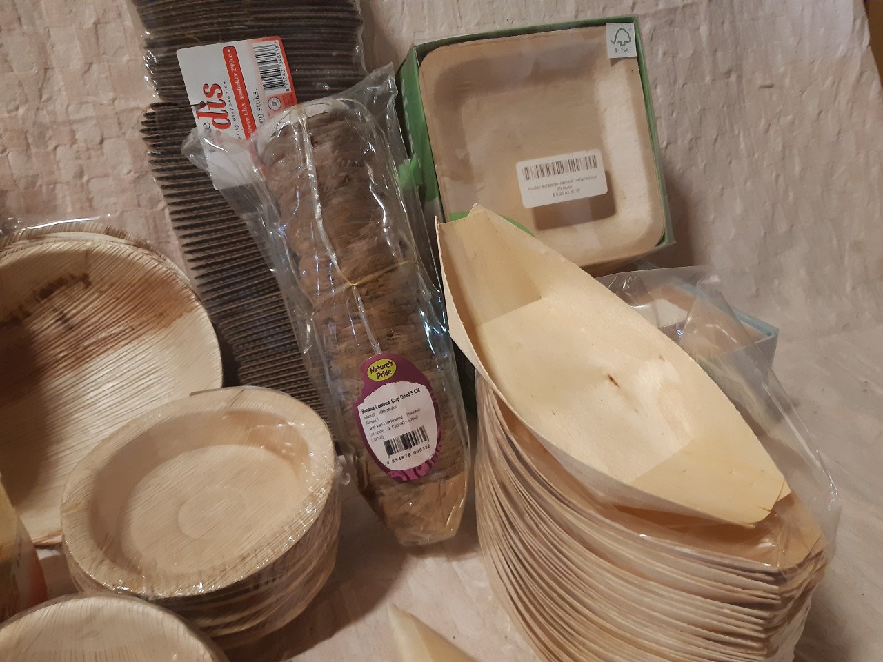 Diverse schaaltjes van palmblad, hout en bamboe