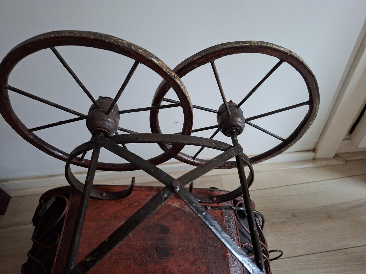 Vintage poppenwagen riet