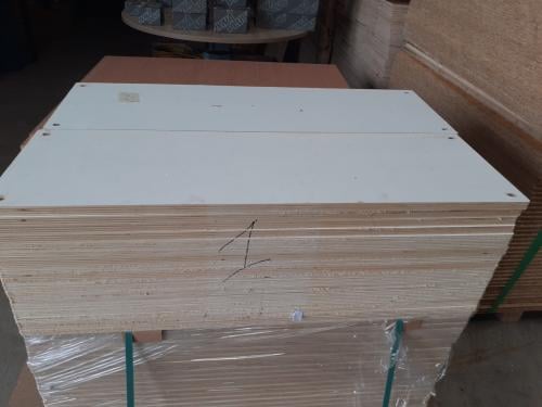 Populieren 18 mm platen  96 x 30 cm   1 euro per stuk