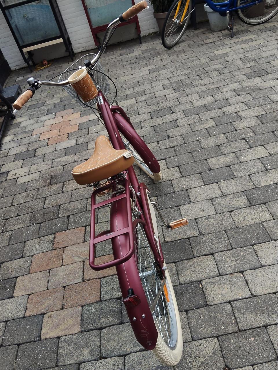 Te koop z.g.a.n. 26 inch meisjes/dames fiets