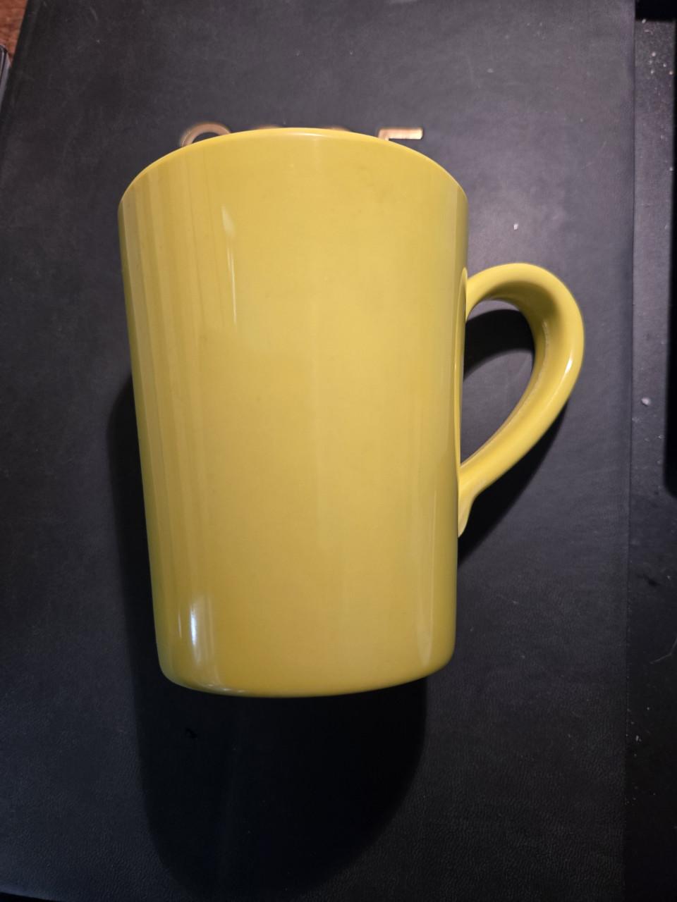 Gele melamine beker van Hema H 10 Diameter 8 cm